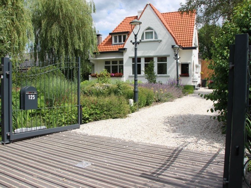 Hekwerk met automatische poort